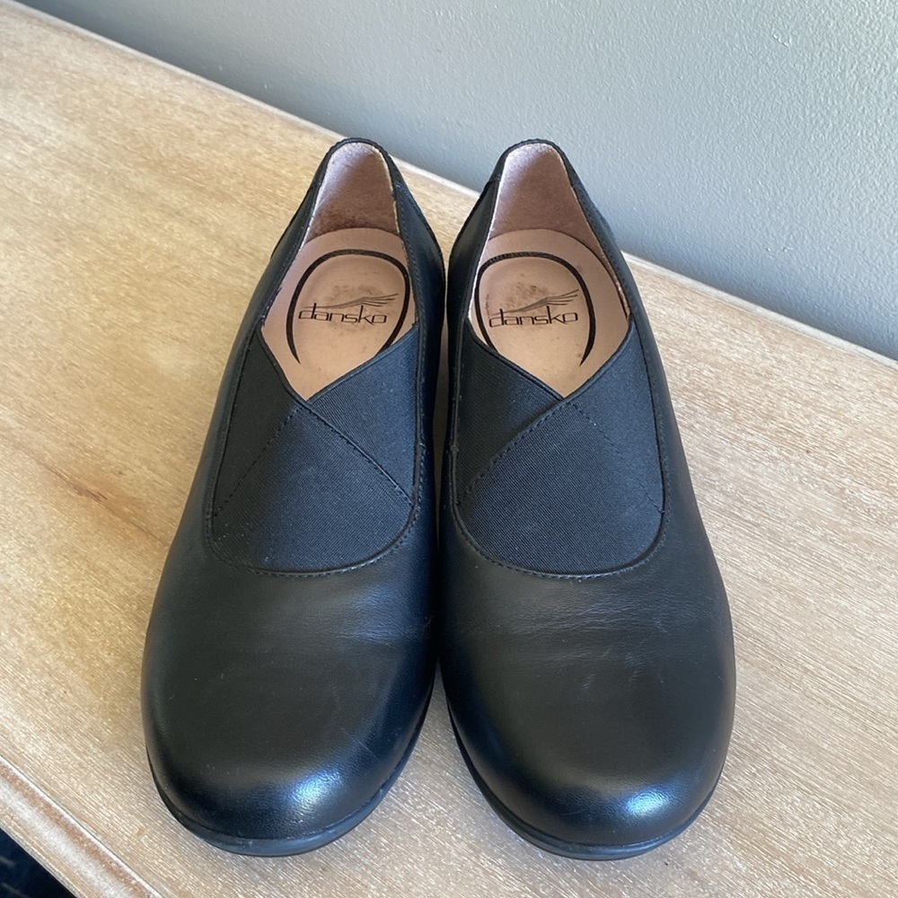 Women’s Dansko black shoes. Size 38. Gently used great condition.​​​​​​​ - Picture 2 of 7